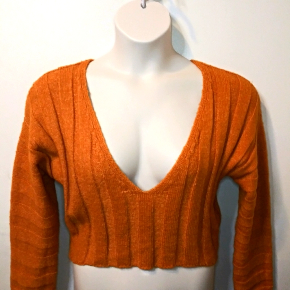 AKIRA Retro 90's Cropped Pumpkin Colored Ribbed Knit Lightweight V-Neck Sweater - Picture 2 of 8